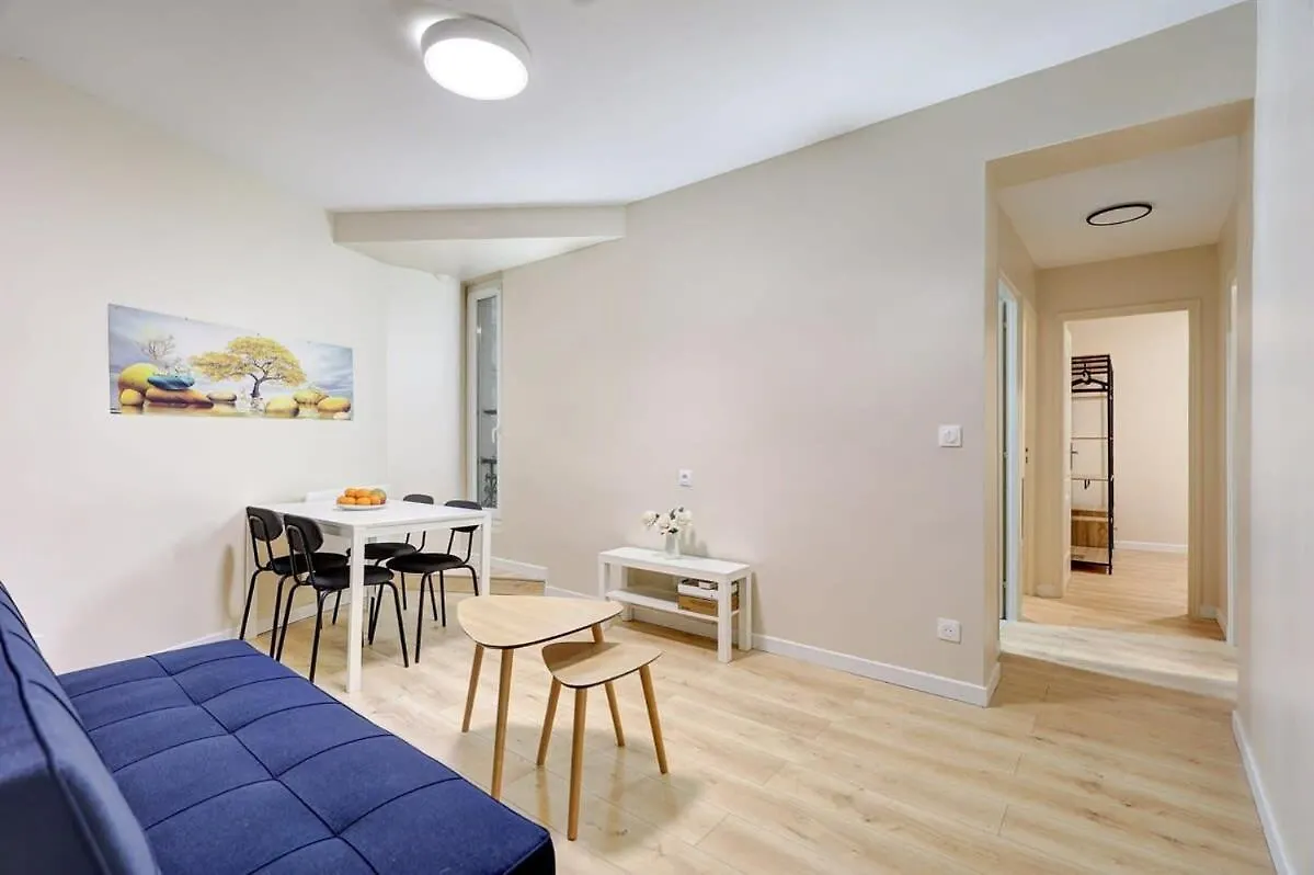 108-Cozy Apartment In Republique location